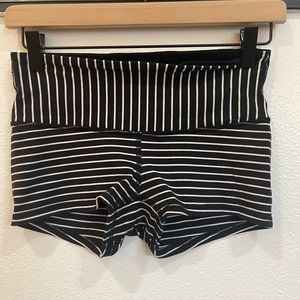 Lululemon mid rise short shorts